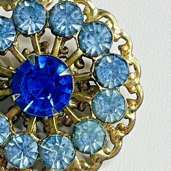 VINTAGE Pin Brooch Blue Rhinestones Circle Gold Tone Filagree Art Deco - Picture 5 of 7